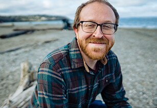 Billy Eshleman, paciente con hemofilia A, sonriendo en la playa