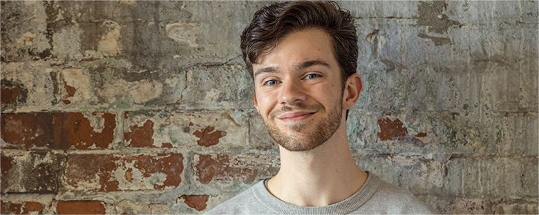 Banner de Hablemos sobre Kovaltry con el paciente con hemofilia A, Rex Herald, con el texto: Como chef y artista, Rex ha encontrado formas de expresar su creatividad y perseguir sus pasiones al tiempo que controla su hemofilia A severa.