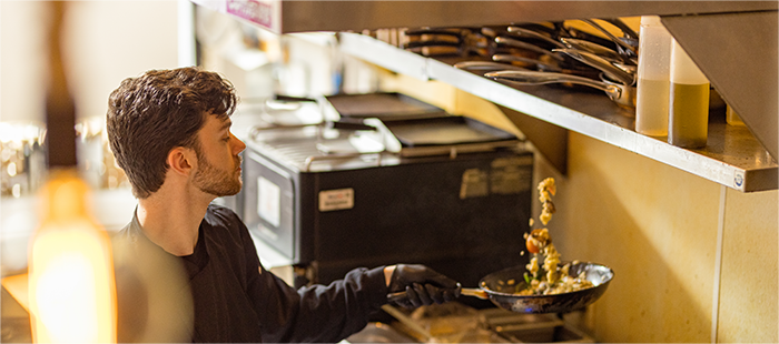 Rex Herald, paciente con hemofilia A, cocinando en un restaurante