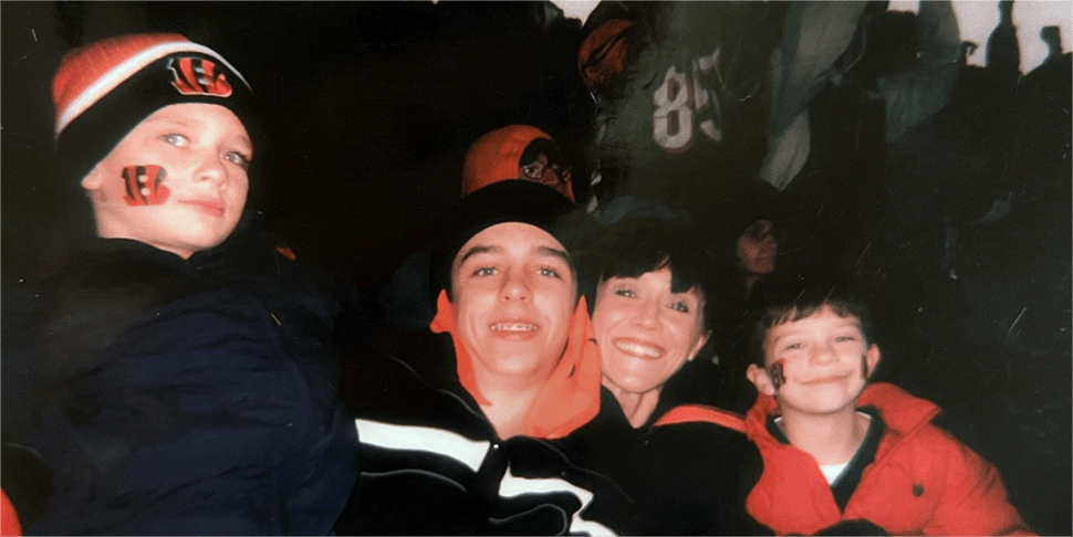 Rex Herald, paciente con hemofilia A, en un grupo con otros niños sonriendo con ropa de invierno